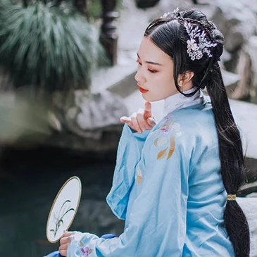 古典藍(lán)衣帶團(tuán)扇女生頭像，唯美古風(fēng)真人頭像