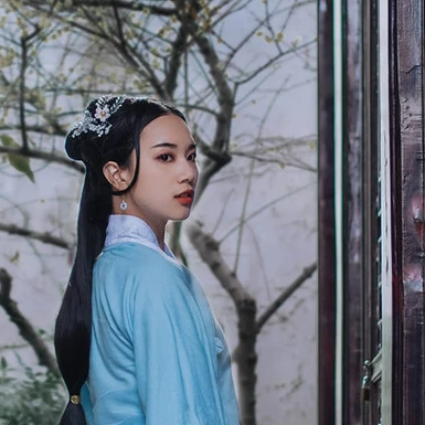 古典藍(lán)衣帶團(tuán)扇女生頭像，唯美古風(fēng)真人頭像