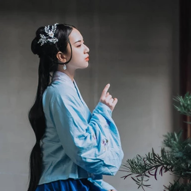 古典藍(lán)衣帶團(tuán)扇女生頭像，唯美古風(fēng)真人頭像