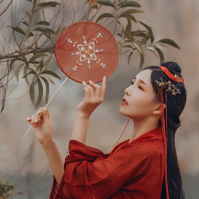 紅裳彈琵琶女生頭像，唯美古風(fēng)真人頭像