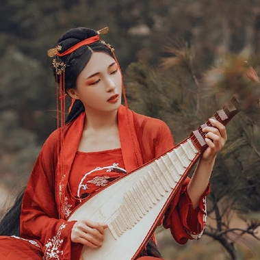 紅裳彈琵琶女生頭像，唯美古風(fēng)真人頭像