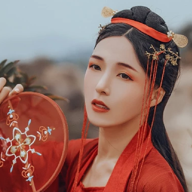 紅裳彈琵琶女生頭像，唯美古風(fēng)真人頭像