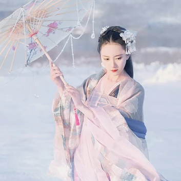 翩翩起舞帶傘女生頭像，唯美古風(fēng)真人頭像