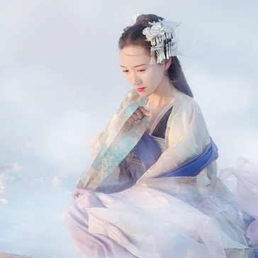 翩翩起舞帶傘女生頭像，唯美古風(fēng)真人頭像