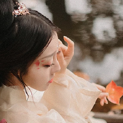秋葉帶團(tuán)扇文藝女生頭像，唯美古風(fēng)真人頭像