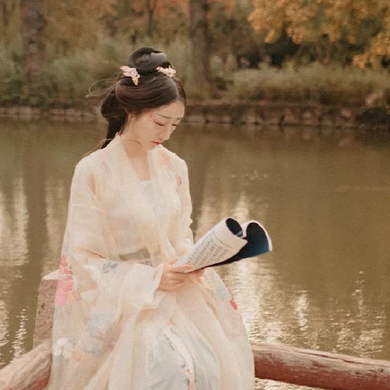 秋葉帶團(tuán)扇文藝女生頭像，唯美古風(fēng)真人頭像