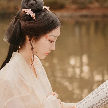 秋葉帶團(tuán)扇文藝女生頭像，唯美古風(fēng)真人頭像