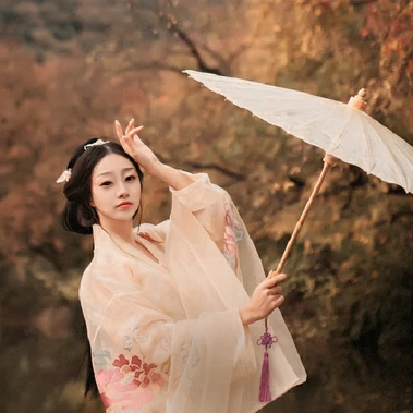 秋葉帶團(tuán)扇文藝女生頭像，唯美古風(fēng)真人頭像