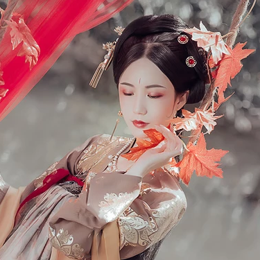 秋千仕女帶團(tuán)扇女生頭像，唯美古風(fēng)真人頭像