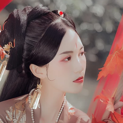 秋千仕女帶團(tuán)扇女生頭像，唯美古風(fēng)真人頭像