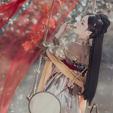 秋千仕女帶團(tuán)扇女生頭像，唯美古風(fēng)真人頭像