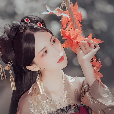 秋千仕女帶團(tuán)扇女生頭像，唯美古風(fēng)真人頭像