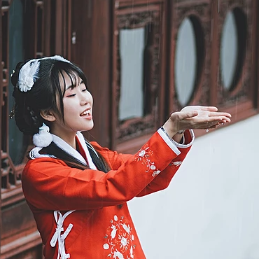 清新文藝紅披風(fēng)女生頭像，唯美古風(fēng)真人頭像