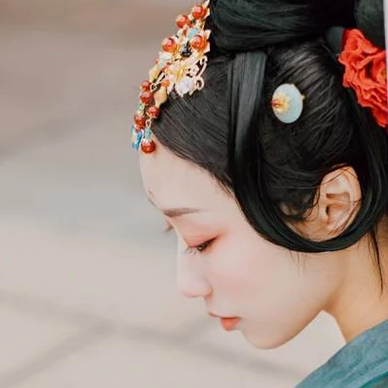 紅妝典雅帶傘團(tuán)扇女生頭像，唯美古風(fēng)真人頭像