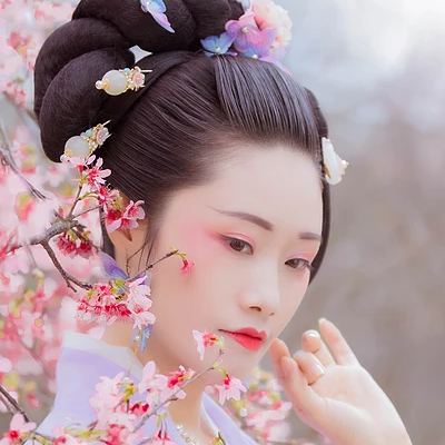 櫻花樹下粉色佳人女生頭像，唯美古風(fēng)真人頭像