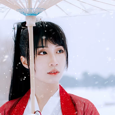 初雪紅衣俠客女生頭像，唯美古風(fēng)真人頭像