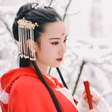 寒雪紅披風(fēng)女生頭像，唯美古風(fēng)真人頭像