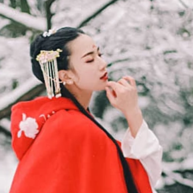 寒雪紅披風(fēng)女生頭像，唯美古風(fēng)真人頭像