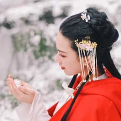 寒雪紅披風(fēng)女生頭像，唯美古風(fēng)真人頭像