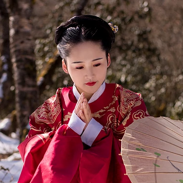 古典紅衣帶傘女生頭像，唯美古風(fēng)真人頭像