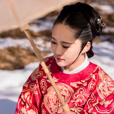 古典紅衣帶傘女生頭像，唯美古風(fēng)真人頭像