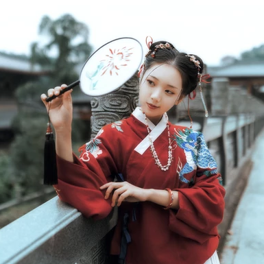 古典紅衣漢服帶團(tuán)扇女生頭像，唯美古風(fēng)頭像