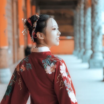 古典紅衣漢服帶團(tuán)扇女生頭像，唯美古風(fēng)頭像