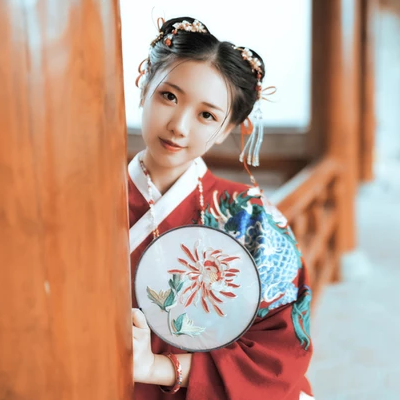 古典紅衣漢服帶團(tuán)扇女生頭像，唯美古風(fēng)頭像
