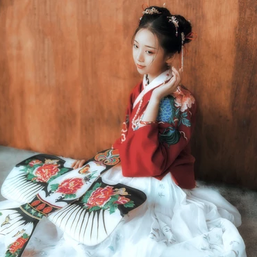 古典紅衣漢服帶團(tuán)扇女生頭像，唯美古風(fēng)頭像