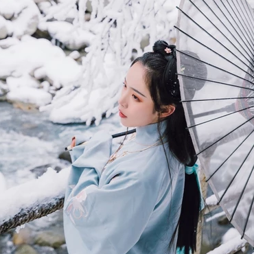 雪地清新閨蜜帶傘頭像，唯美古風真人頭像