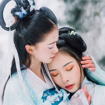 雪地清新閨蜜帶傘頭像，唯美古風真人頭像