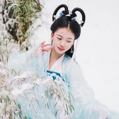 雪地清新閨蜜帶傘頭像，唯美古風真人頭像