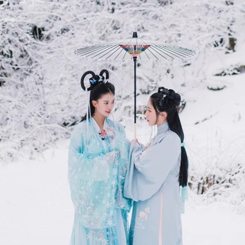 雪地清新閨蜜帶傘頭像，唯美古風真人頭像