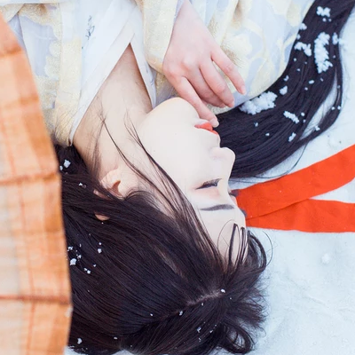 江山雪地帶傘女生頭像，唯美古風(fēng)真人頭像