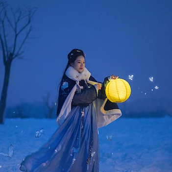 月夜下提燈女生頭像，唯美古風(fēng)真人頭像