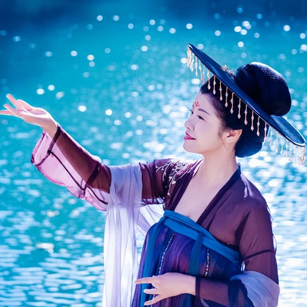 波光秋色帶古琴女生頭像，唯美古風(fēng)真人頭像