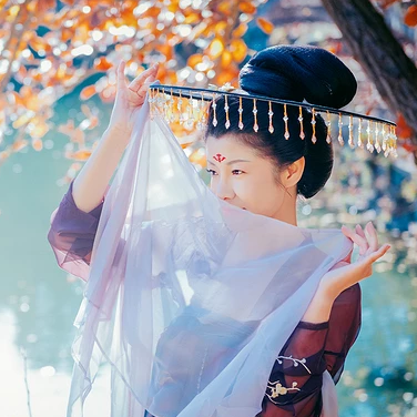 波光秋色帶古琴女生頭像，唯美古風(fēng)真人頭像