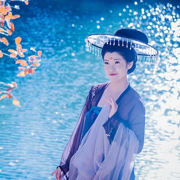 波光秋色帶古琴女生頭像，唯美古風(fēng)真人頭像