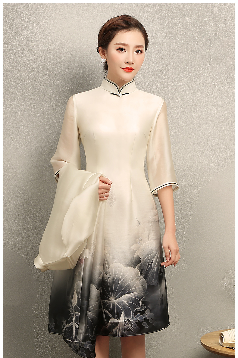 水墨荷花印花旗袍，淡雅米白色中式旗袍裙