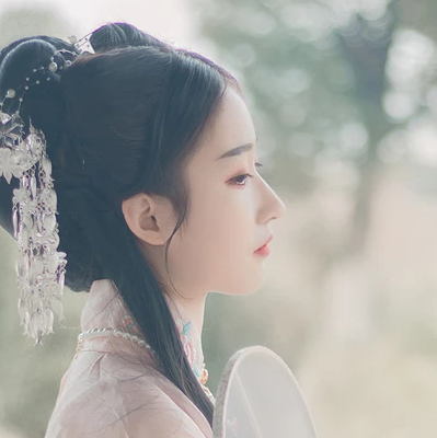 粉衣帶團扇女生頭像，淡雅唯美古風真人頭像