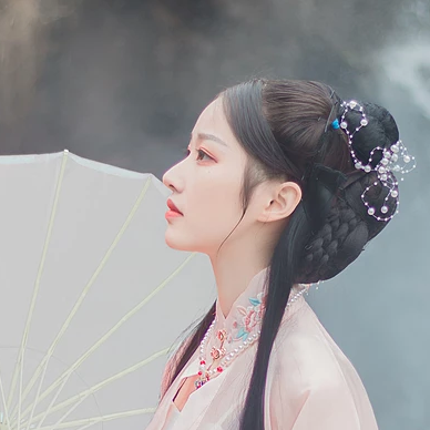 粉衣帶團扇女生頭像，淡雅唯美古風真人頭像