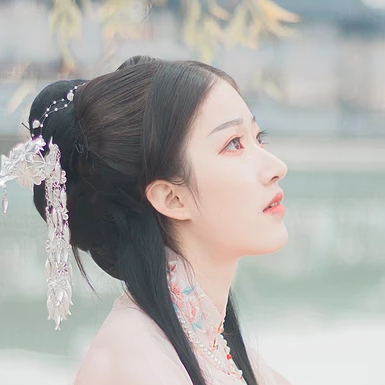 粉衣帶團扇女生頭像，淡雅唯美古風真人頭像