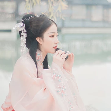 粉衣帶團扇女生頭像，淡雅唯美古風真人頭像