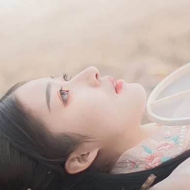 粉衣帶團扇女生頭像，淡雅唯美古風真人頭像