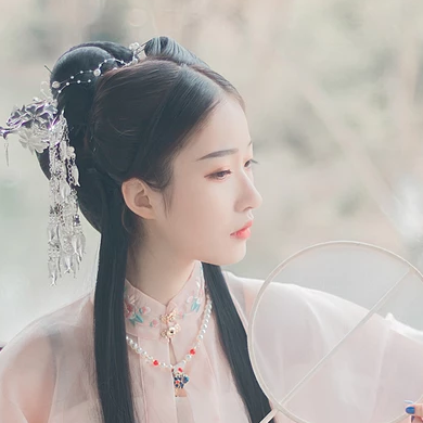 粉衣帶團扇女生頭像，淡雅唯美古風真人頭像