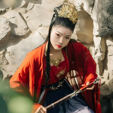 紅衣帶兵器女生頭像，唯美古風(fēng)真人頭像