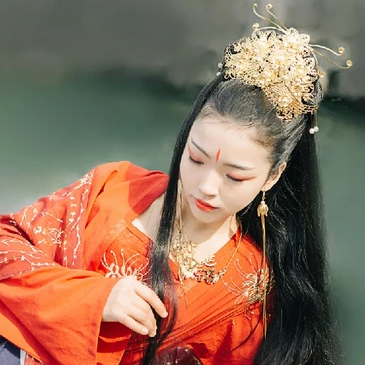 紅衣帶兵器女生頭像，唯美古風(fēng)真人頭像