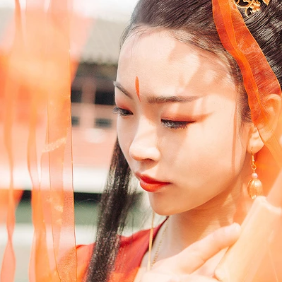 紅衣帶兵器女生頭像，唯美古風(fēng)真人頭像