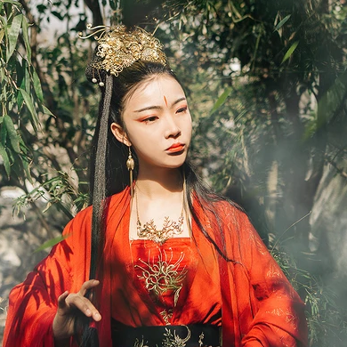 紅衣帶兵器女生頭像，唯美古風(fēng)真人頭像