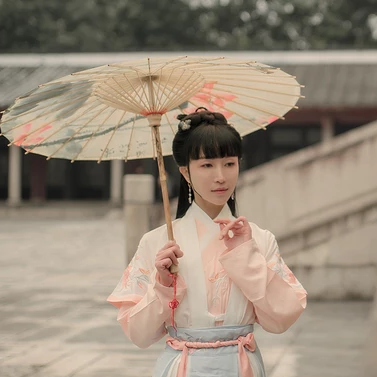 清新帶傘粉色披風(fēng)女生頭像，唯美古風(fēng)頭像